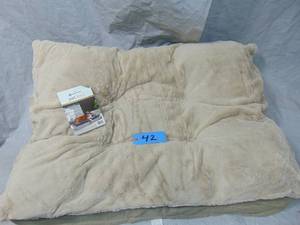 lot 42 image: Members Mark Orthopedic Pillowtop Dog Bed, 30x40