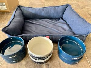 Medium Dog Bed with 6 FoodWater Dishes