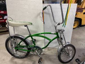 lot 2 image: Schwinn Stingray Pea Picker Bicycle
