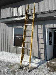 lot 45 image: Bauer 20 Foot Fiberglass Extension Ladder