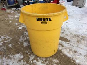 BRUTE - Rubbermaid Commercial Container