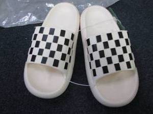 Summer Slides Mens 5-6, Ladies 6-7...