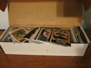 Box of assorted sports crds...