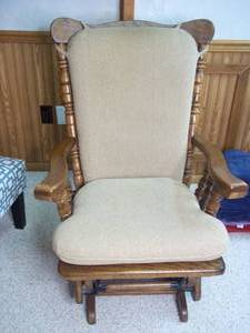 lot 7 image: Solid wood rocking chair...