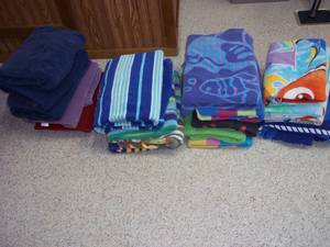 lot 10 image: Lot of beach and bath towels...