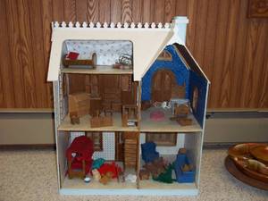 lot 13 image: Fully furnished doll house...