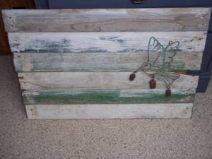 lot 24 image: Wood wall hanging with metal bird, ...