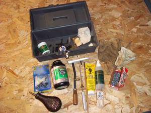 lot 40 image: Lot of gun supplies in a latching c...