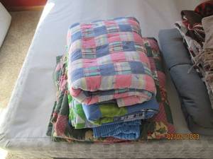lot 127 image: Lot of fullqueen sized quilt beddi...