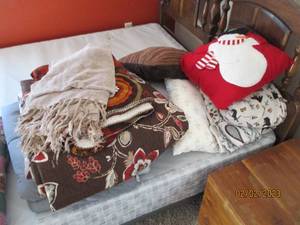 lot 128 image: Lot of fullqueen sized neutral and...