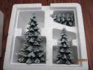 lot 171 image: Department 56 Collectible Village E...