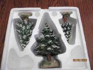 lot 172 image: Department 56 Collectible Village S...