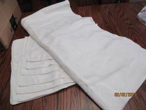 lot 183 image: White Linen 9253 table cloth and ...
