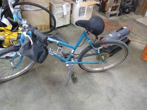 lot 231 image: Womens 26 Schwinn Impact Bicycle with padded seat, water bottle holder, adjusting gooseneck mirror and even a little zip-close bag to store your phone or other small accessories