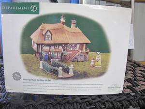 lot 234 image: Department 56 Collectible Craggy Cliff Platform