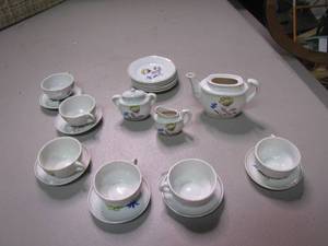 lot 256 image: Very cute and collectible Teeny Tiny Tea Set