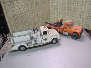 lot 264 image: Vintage metal Tonka firetruck and Nylint tow truck