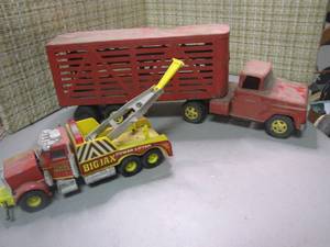 lot 266 image: Vintage metal toys Tonka Livestock Truck and Ertl Big Jax Tow Truck