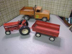lot 267 image: Vintage metal Tonka Hydraulic Dump Truck and Ertl farm tractor with hay wagon