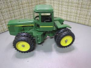 lot 272 image: Vintage John Deere and a 4wd Articulating Tractor By Ertl 116 Scale