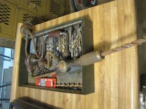 lot 288 image: Tray full of assorted drill bits and vintage speed ratchets