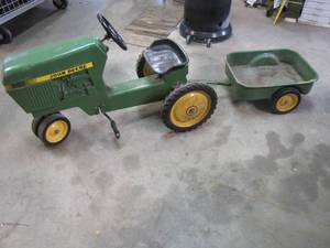 lot 302 image: Vintage John Deere pedal car (tractor) towing its pull-behind wagon