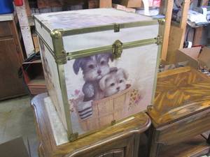 lot 370 image: Adorable Cubed Mini-Trunk Storage Box
