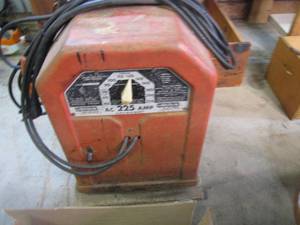 lot 374 image: Lincoln 225amp Welder with rods and welding masks