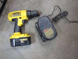 lot 393 image: Dewalt cordless 18v Drilldriver with battery and charger