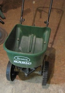 lot 400 image: Scotts Basic lawn fertilizer or seed spreader