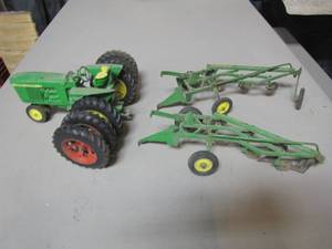 lot 410 image: Vintage John Deere Tractor with disc cultivators