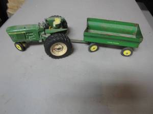 lot 412 image: Vintage John Deere Tractor with pull-behind dump wagon