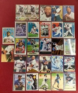 lot 32 image: (27) Kirby Puckett Cards