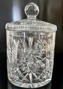 lot 35 image: Vintage Beautiful Crystal Pinwheel Starburst Biscuit or Cracker Jar
