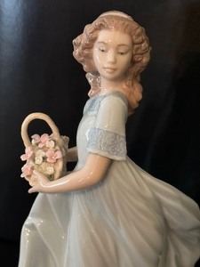 lot 69 image: Lladro Figurine 06130 Spring Enchantment