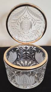 lot 46 image: Pretty Vintage Dresser Accessories