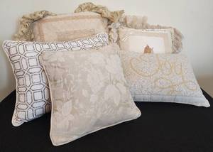 lot 54 image: Ivory Throw Pillow Set