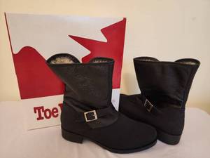 lot 93 image: New in Box Womens Black Toe Warmers of Canada Boots