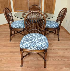 lot 15 image: Beautiful Rattan Dining Set
