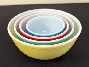 lot 200 image: Pyrex Primary Colors Mixing Bowl Set