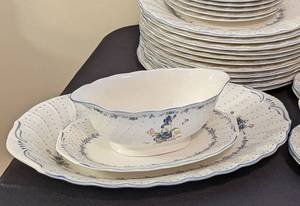 lot 203 image: Nikko Blue Peony Dish Set