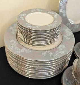 lot 206 image: Castleton China Lace Dish Set