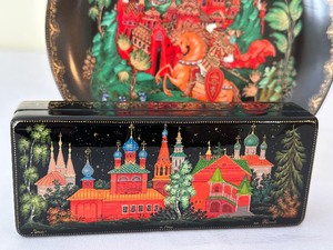 lot 121 image: Vintage Russian Lacquer Box and Decorative Collectible Plate