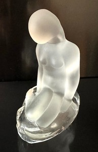 lot 124 image: Vintage Art Glass Mermaid Figurine