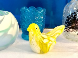 lot 136 image: Variety of Vintage Colorful Decorative Home Decor Items