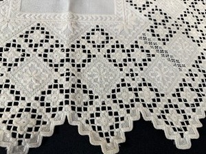 lot 131 image: Vintage Hardanger Linen