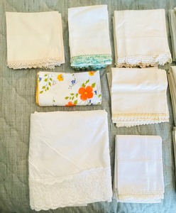 lot 154 image: Variety of Vintage Linens