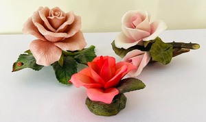 lot 157 image: Pretty Porcelain Flowers