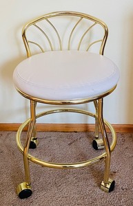lot 161 image: Charming Vintage Vanity Chair on Casters