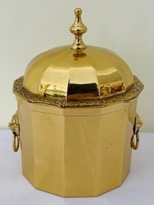lot 176 image: Golden Colored Home Decor Items